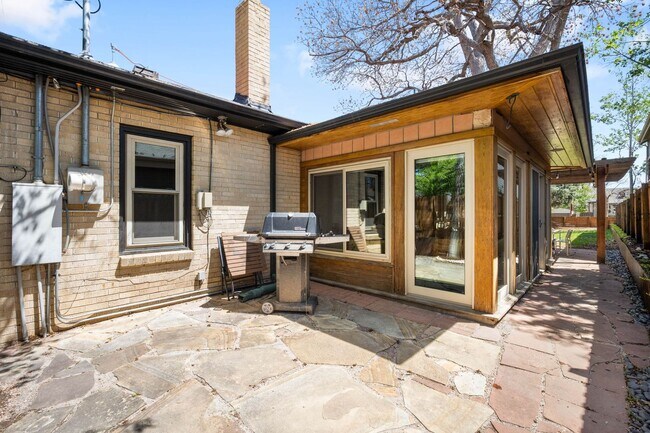 Building Photo - 2BD, 2BA South Denver Home with Bonus Room...