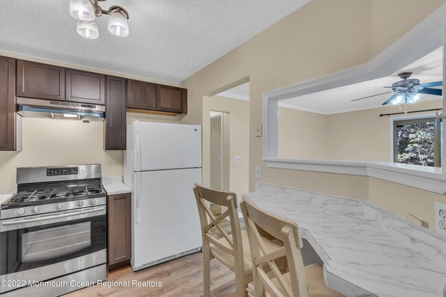 Building Photo - 134 Whispering Oaks Way