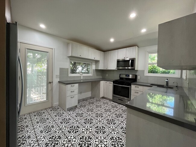 Building Photo - Sherman Oaks 3+2 w/bonus room + upgrades on cul-de-sac lot!