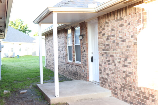 Building Photo - 1215 Eastgate Dr