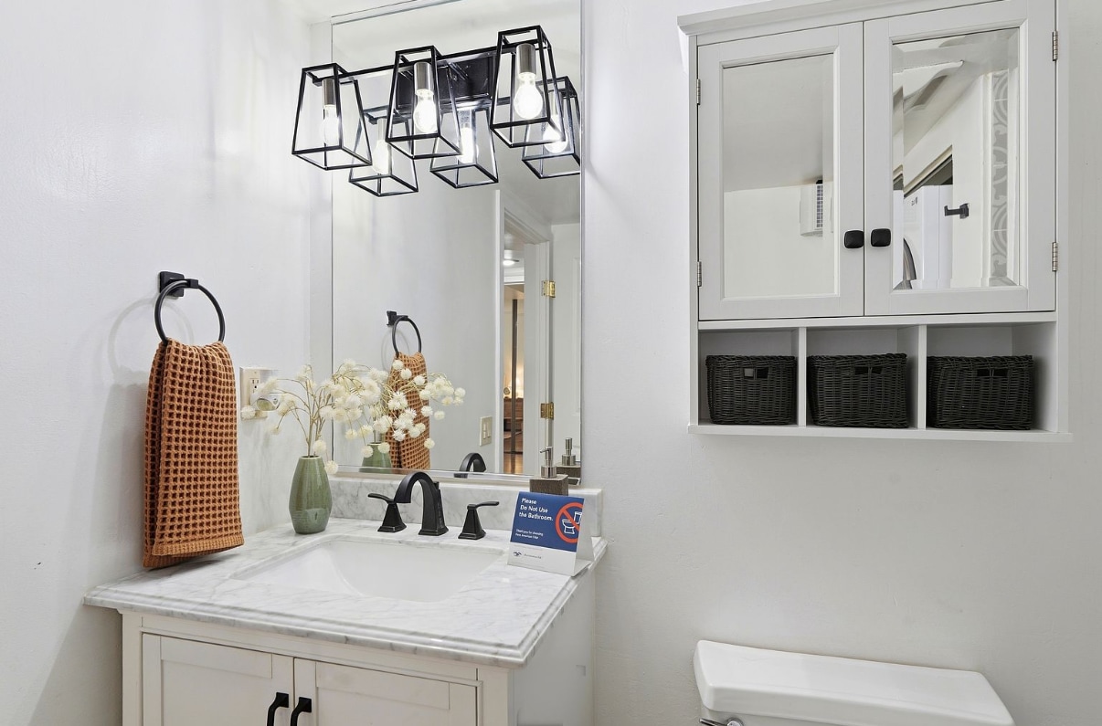 Guest Bathroom - 500 N St