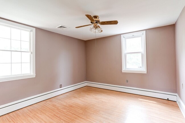 Building Photo - 3 Bed 1.5 bath in Camp Hill