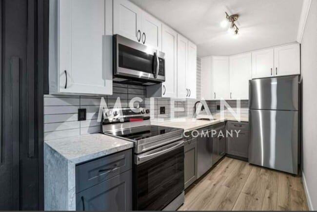 Building Photo - One Bedroom Palm Springs Villas
