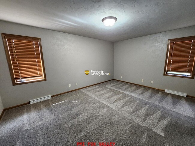 Building Photo - Large Side by Side Townhouse Greenville