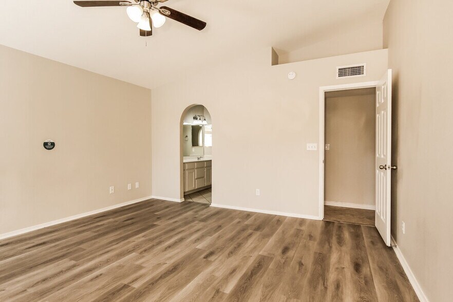 Building Photo - 5539 E Elena Ave