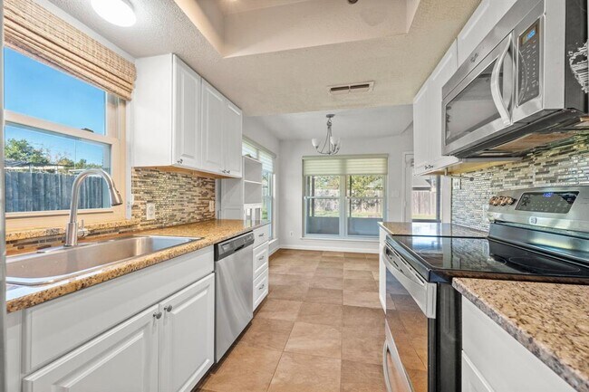 Building Photo - 605 Apache Trail