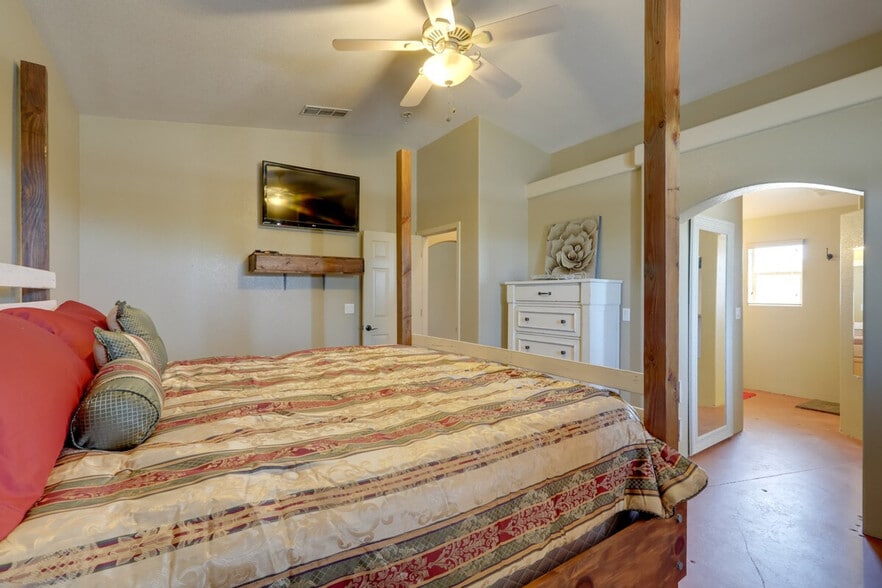 Building Photo - 2598 Rainbow Ave N