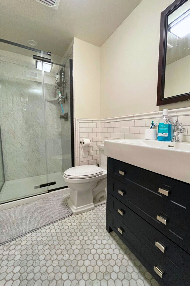 Building Photo - 3727 N Lakewood Ave