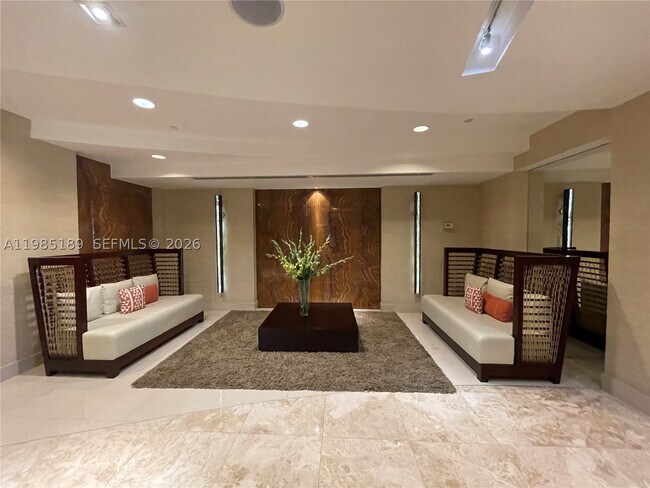Building Photo - 2555 Collins Ave