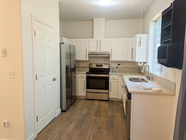 Building Photo - Beautiful Beaverton Townhouse Available Now!