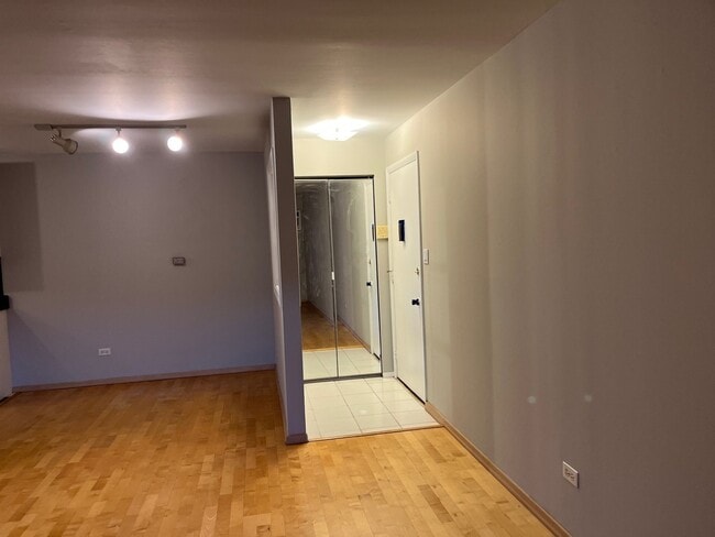Building Photo - 875 Tree Ln