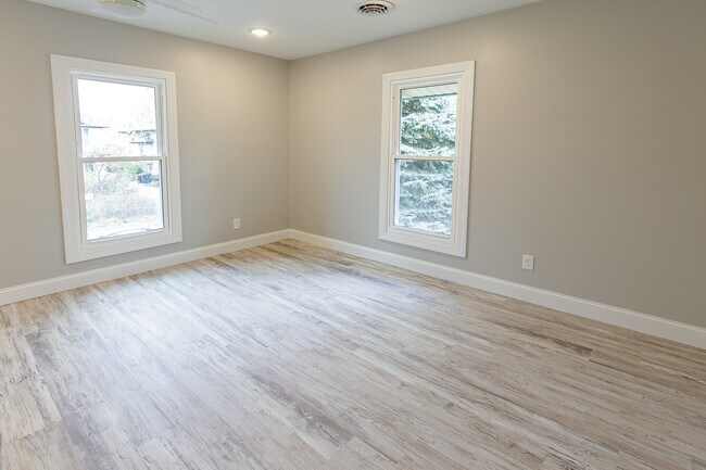 Building Photo - 805 E Olive St