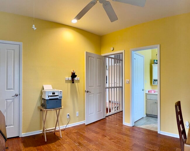 Building Photo - 512 Side Saddle