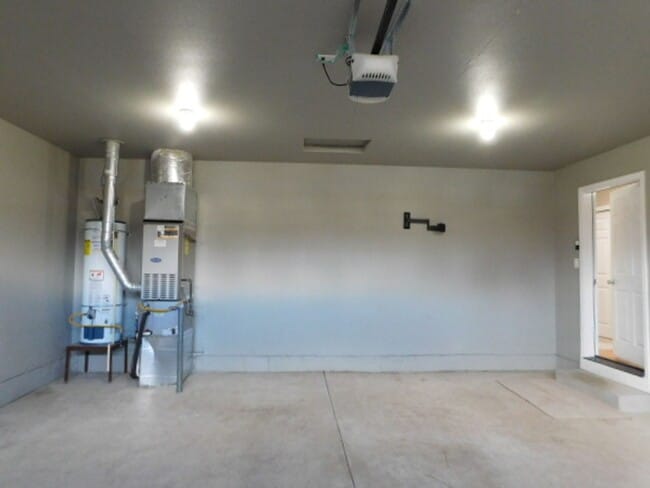 Building Photo - 3Bd/2Ba Single Story House - Available Soon!