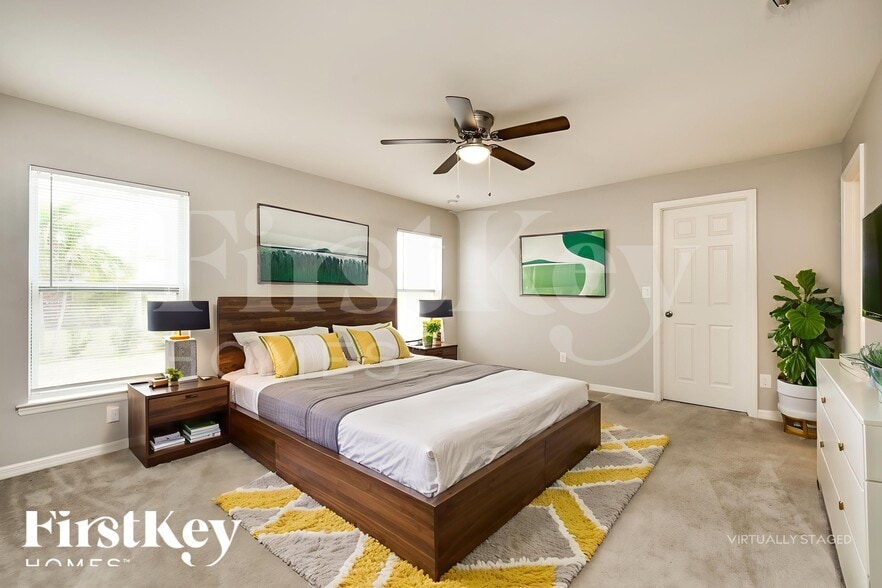 Building Photo - 2912 NW 18th Pl