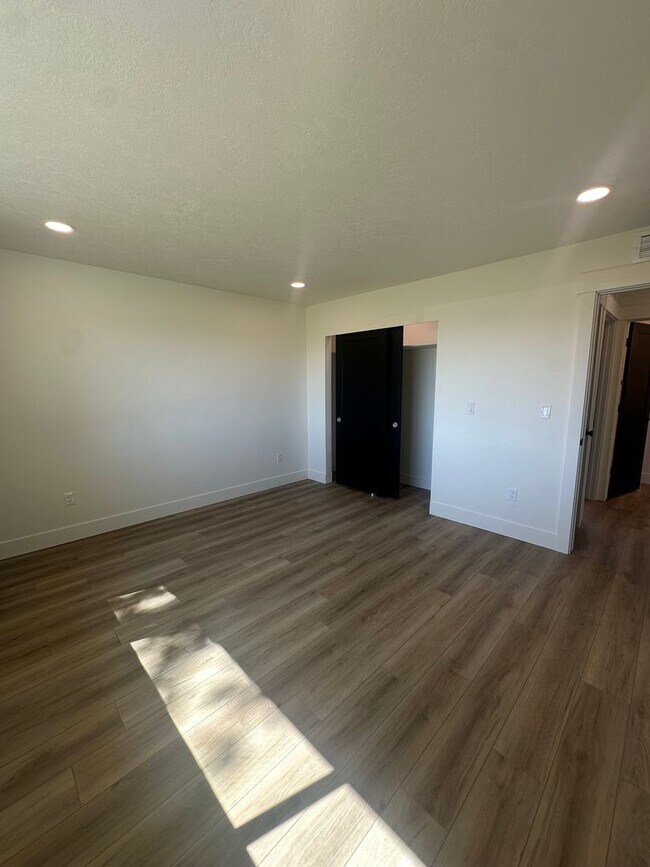 Building Photo - 2 bed, 1 Bath, 1 Car Garage, - Modern Insi...