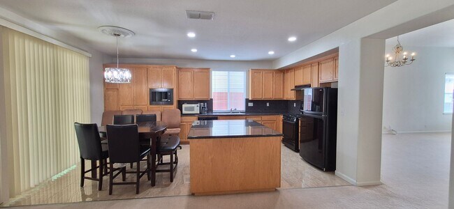 Building Photo - 2080 Mariposa Dr
