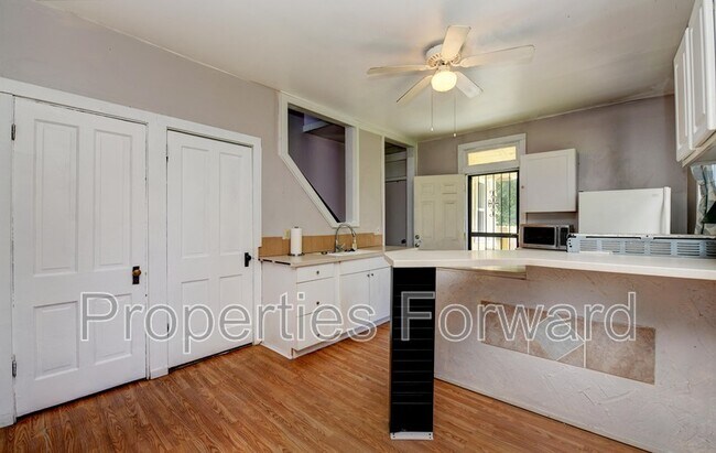 Building Photo - 673 E Sycamore St