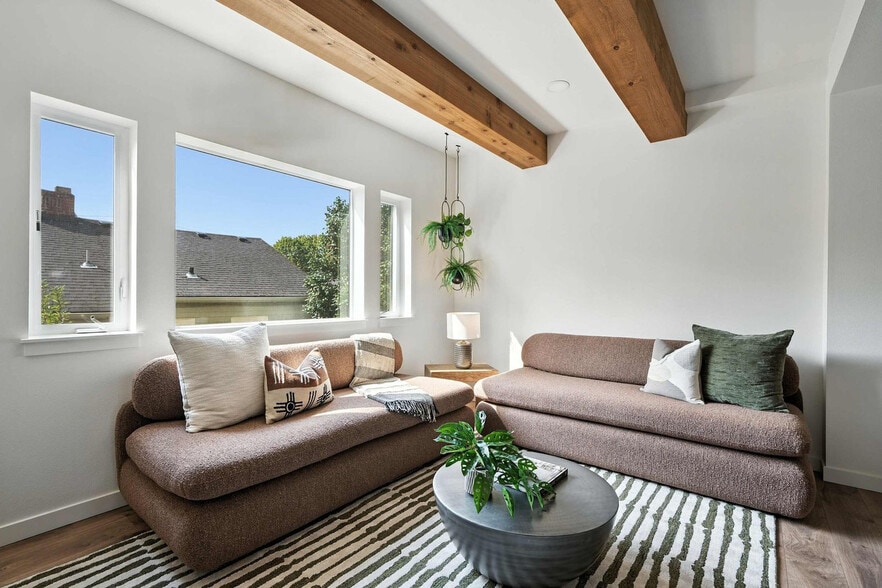 Primary Photo - 925 NE 23rd Ave