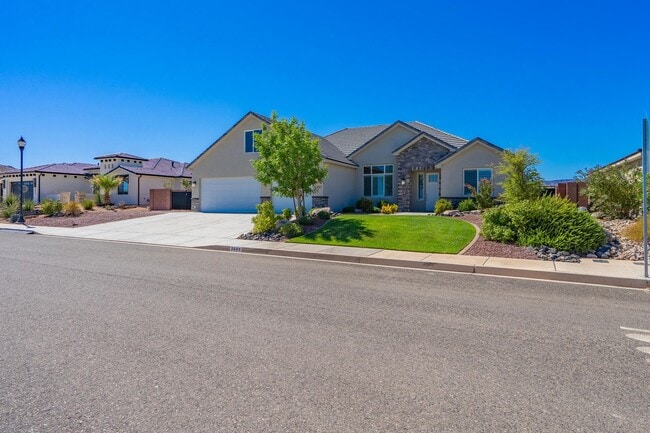 Building Photo - Stunning 5 Bed, 3 Bath Home with a 3 Car Garage