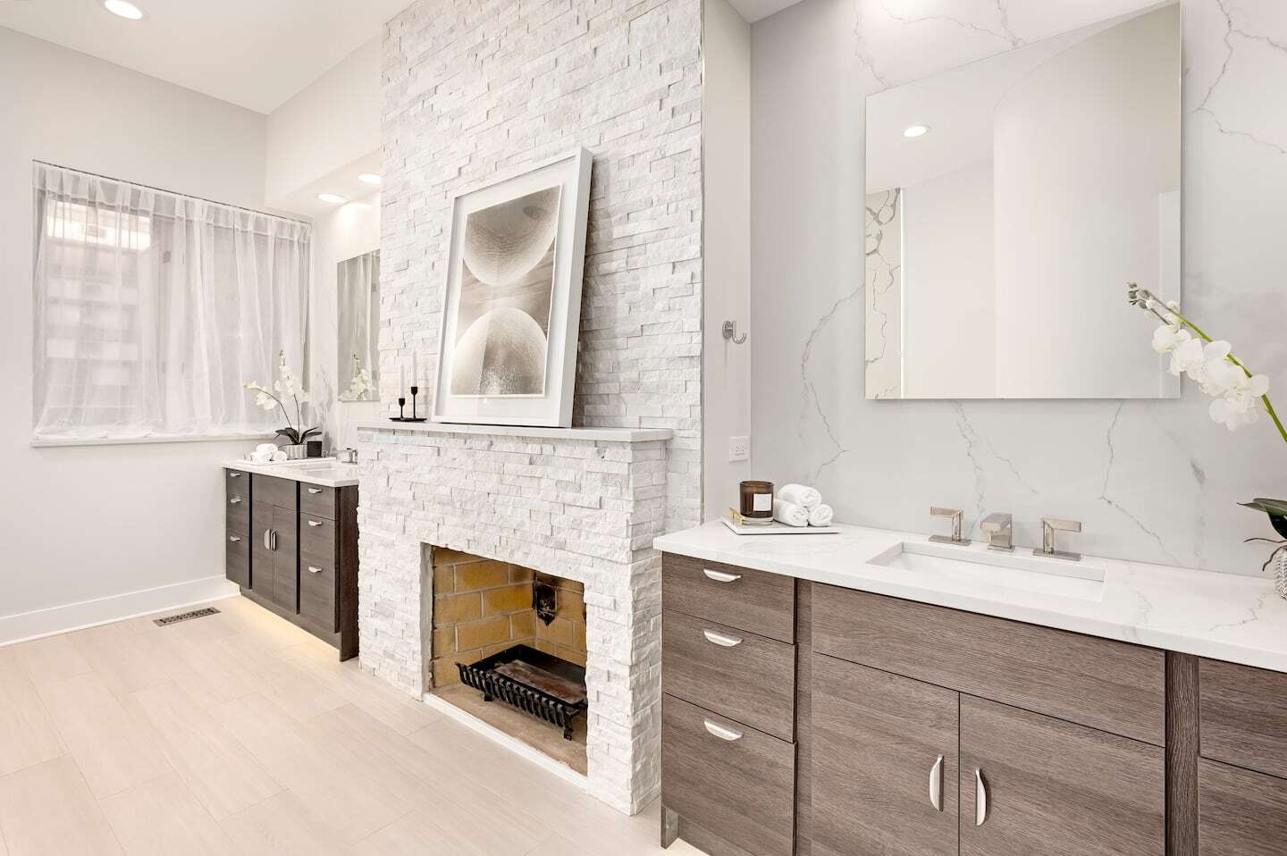 Building Photo - 32 E Bellevue Plz