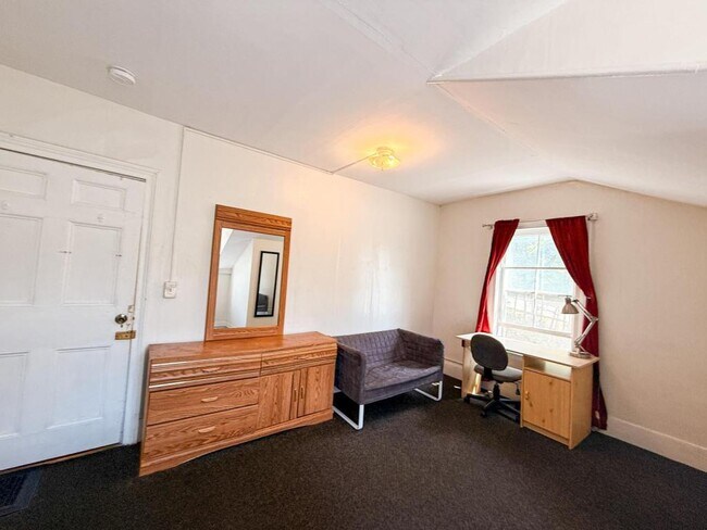 Building Photo - 422-424 E State St Ithaca