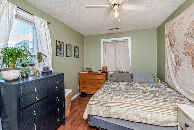 Building Photo - Darling 3 Bed 1 Bath Home