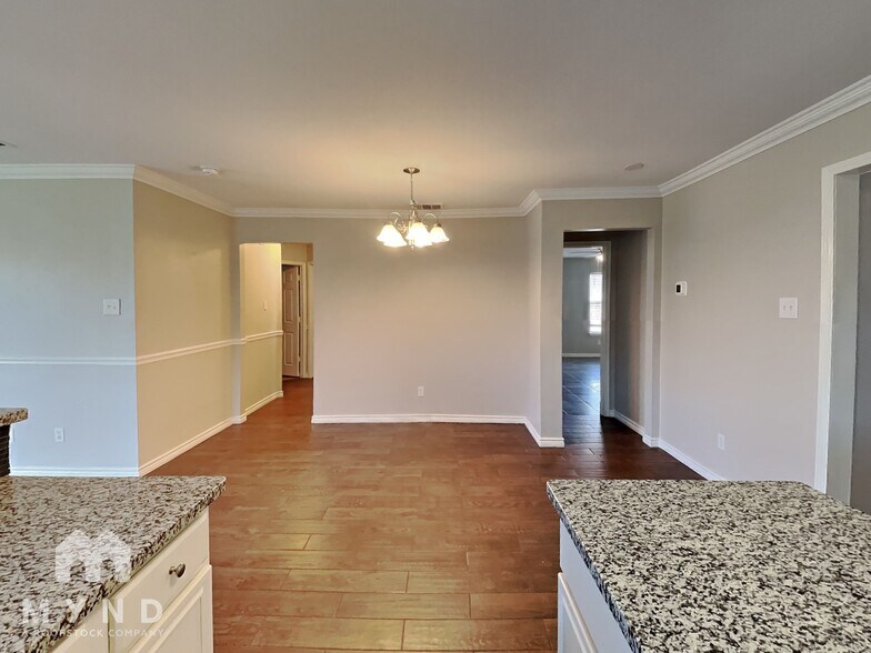Building Photo - 421 Pin Oak Ln