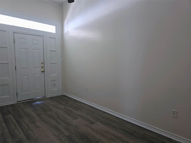 Building Photo - 601 W Washington Ave