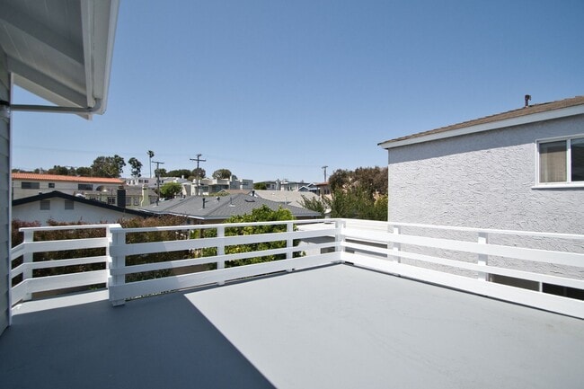 Building Photo - 4 Bed 2.5 Bath Home in Hermosa Beach For L...