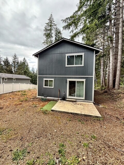 Building Photo - 1261 NE Larson Blvd