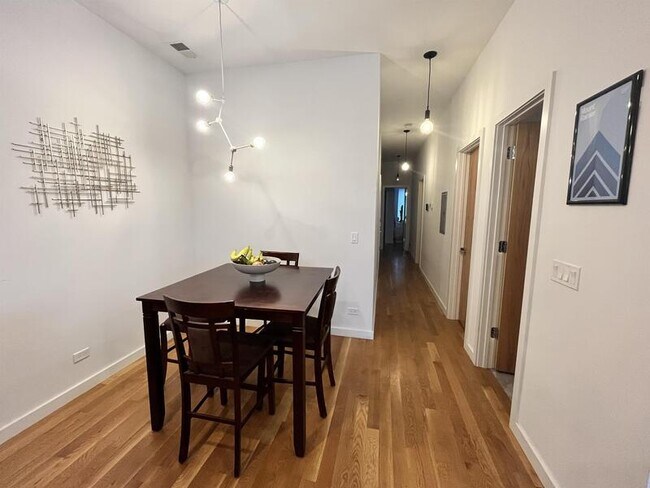 Building Photo - 1637 W Grand Ave