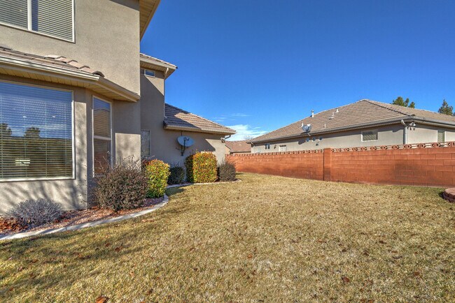 Building Photo - Beautiful St. George Home - Community Pool...