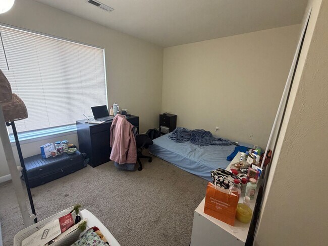 Building Photo - Claytor Square Condo | Ideal Student Living Near VT