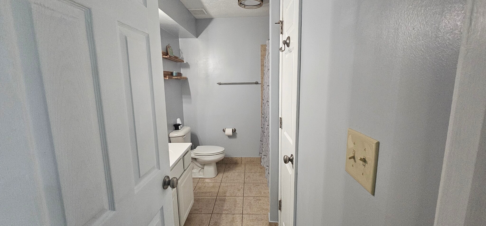 Hall bathroom across from second bedroom - 408 La Fontenay Ct