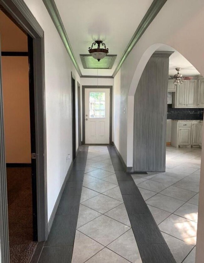 Building Photo - Spacious 2 Bed, 1 Bath Home in Riverside R...