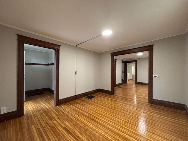 Building Photo - 4 Bedroom Park Ave House - 2 Full Baths, D...
