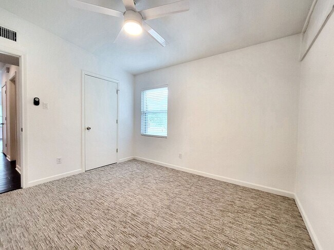 Building Photo - Inviting 3BD/1BA Home with Large Yard and ...