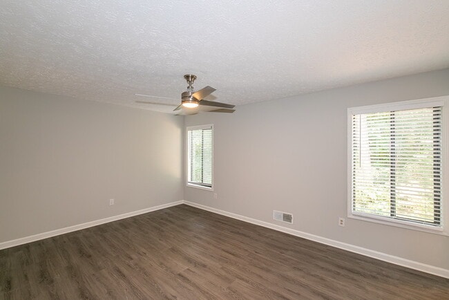Building Photo - 3941 Kensington Dr