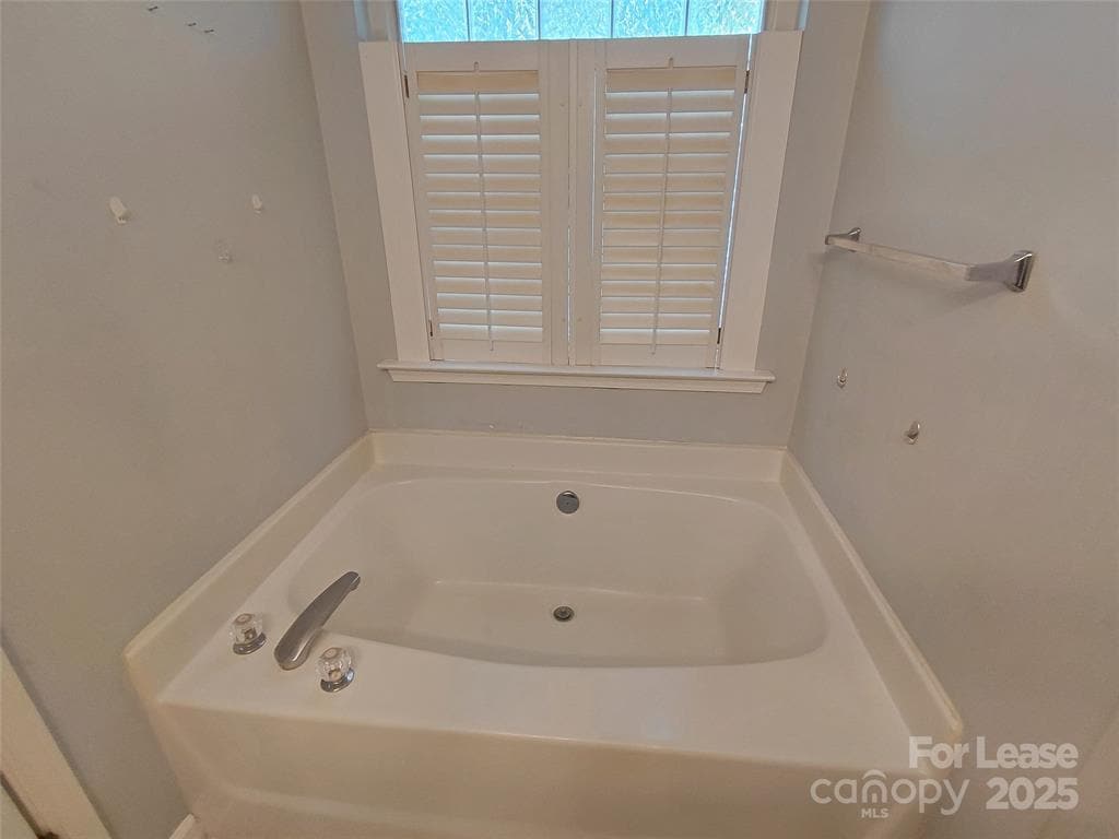Main bath garden tub - 5043 Wheat Dr SW