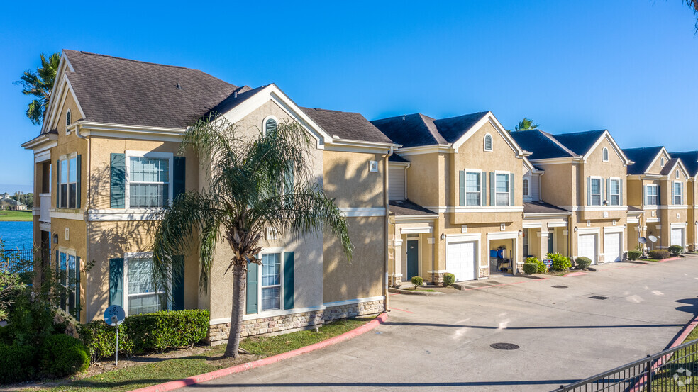 Building Photo - Lakeside Pointe Apartments & Townhomes