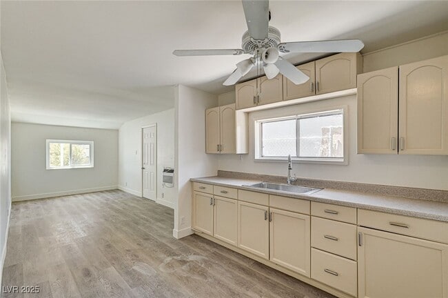 Building Photo - 1405 E Bridger Ave