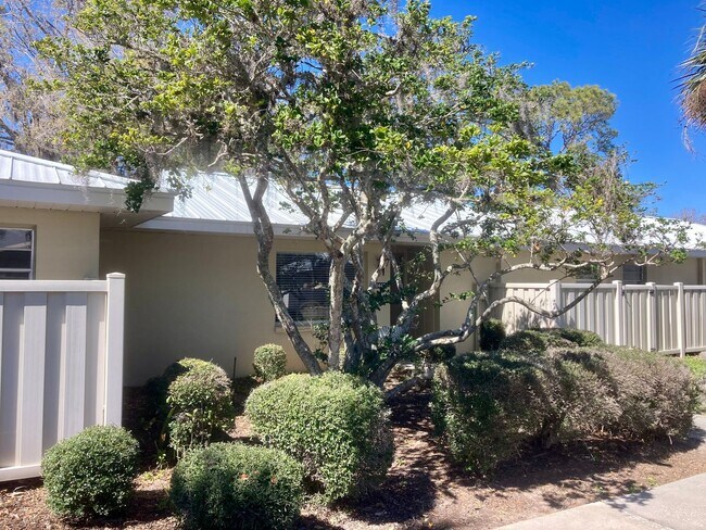 Building Photo - 11449 W Bayshore Dr