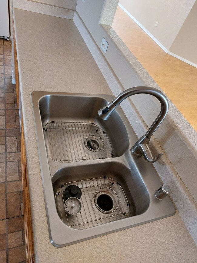 Building Photo - N. Las Vegas