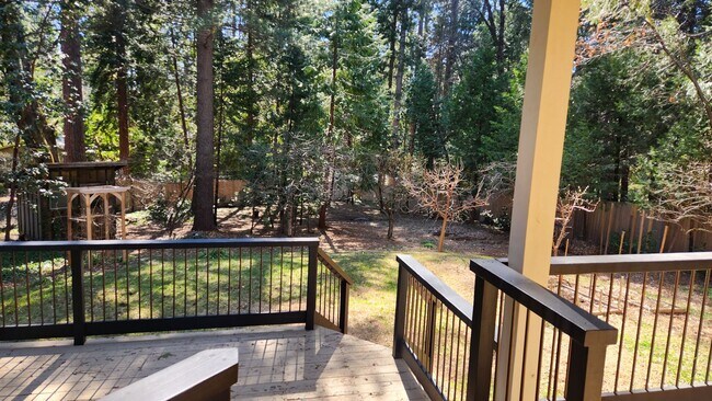 Building Photo - Large Home Close to Town In The Trees