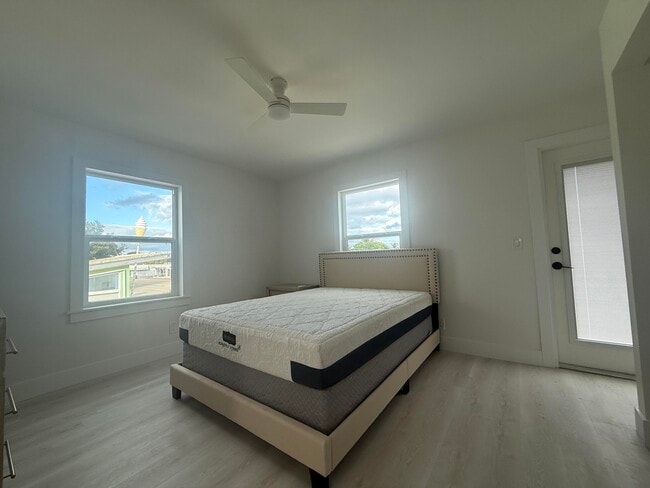 Building Photo - 5909 S Dixie Hwy