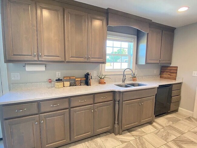 Building Photo - 248 Bluegrass Dr