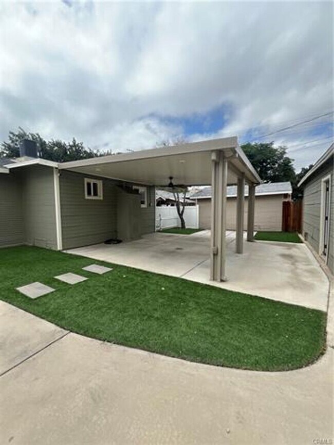 Building Photo - Charming Home