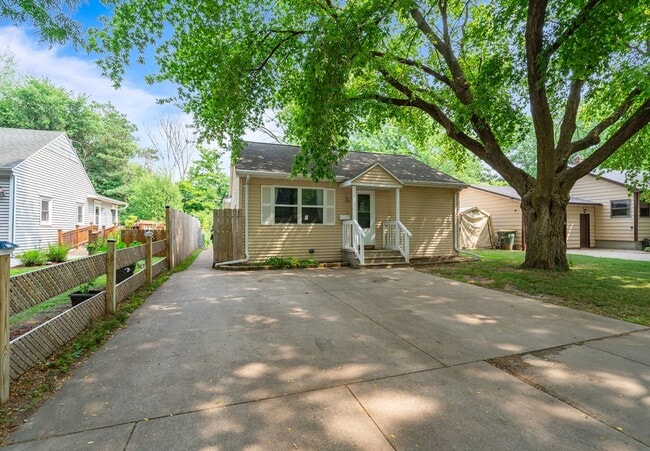 Building Photo - UPDATED 3 BR/1 BATH CENTRALLY LOCATED IN GREEN BAY