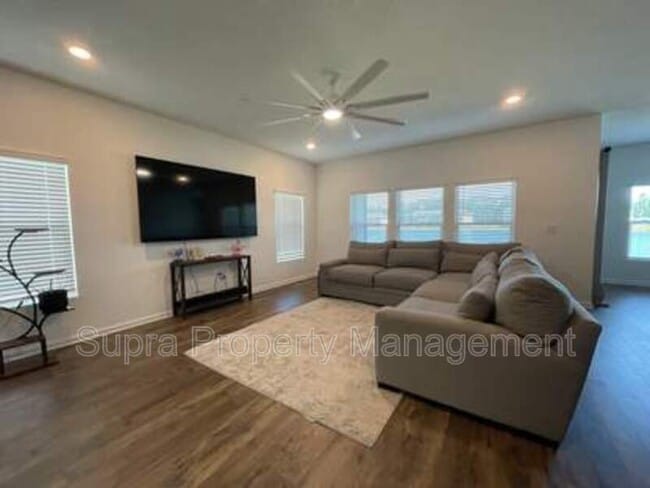 Building Photo - 14185 Epply Dr